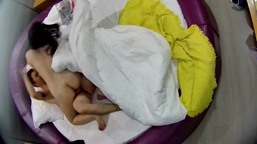 情趣台 10-25 男人跟媳妇儿日常开房 一对恩爱夫妻 最后男人内射女人好像有些不高兴 很快也哄好了