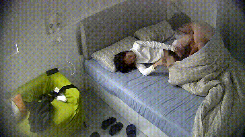 公寓酒店10-25 先玩手机再打炮 钻进被窝里口交 小姐姐很漂亮 身材也好 还配合 这哥们捡到漏了