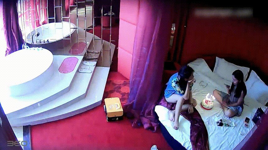 两个感情很好的女同小姐姐酒店开房过生日 然后开始进行爱抚 看的口干舌燥 真想加入进去一起插啊