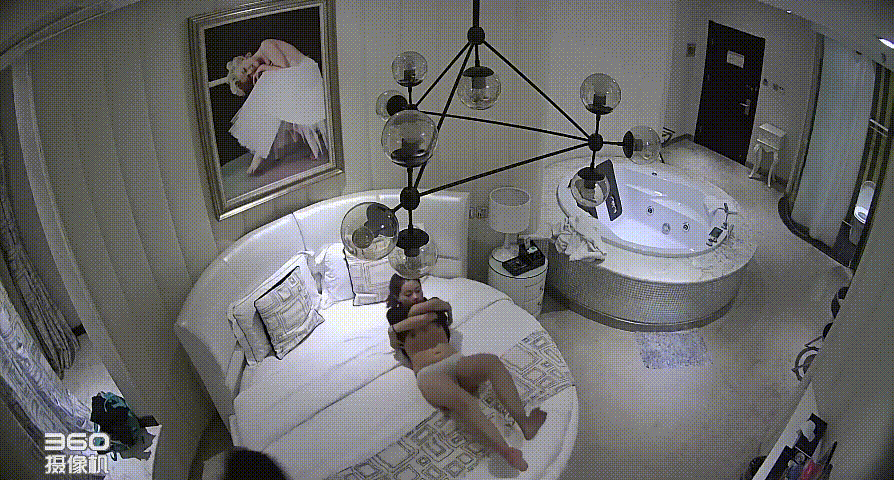 360监控白色主题浴缸房偷拍高清无水印版 大小带漂亮小三开房 尽情做了三次 把大叔侍候得爽到起飞