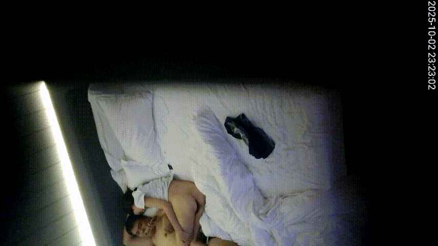 酒店偷拍 10-2 无水印版 身材娇小的美女被胖男人操了 真怕把腰给操折了 美女的毛是真多 这胖男不行呐