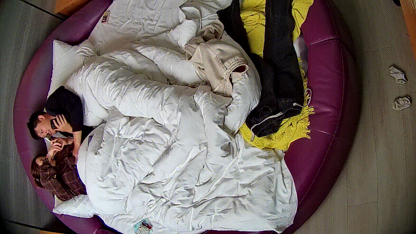 情趣台2 10-30 格子衫小胖妞在情趣床上被猛操 兴趣好像不高 被操还在看手机 最后被射都还在看手机