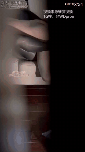 【1月最新】推特武汉绿帽情侣博主「丝袜小淫妻」《门缝视角偷窥》淫妻老公门缝视角绿帽单男大吊干得厚黑紫色包臀裙骚妻淫水白浆溢出