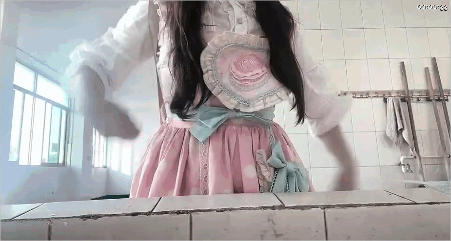 【户外露出】【小坦克】露脸巨乳高颜值大学生声音嗲的一批，宿舍自慰，户外露出,喝尿，私下极度反差是个露出癖138V