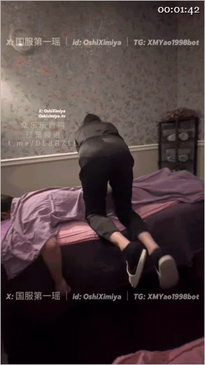 推特性爱大师95后绿帽情侣美腿女王「汐梦瑶」按摩店技师准备的空档，我偷偷钻进床底躲好，男友上面在按摩放松、我在下面在吃肉棒