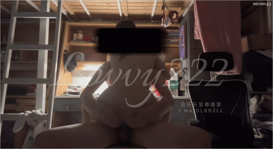 推特06年170可甜可御清纯反差淫欲骚母狗「lovvy软糖」男友考研没空跟我约会了，我只好主动去他的宿舍，让他一边学习一边操骚穴
