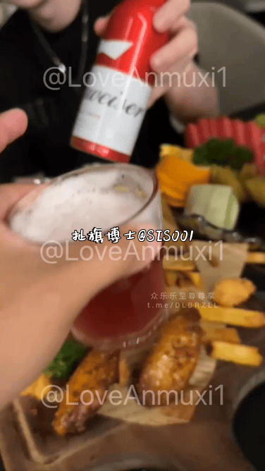 ✨新晋淫妻00后NTR情侣「不爱喝安慕希」《穿着黑丝让单男玩》久违的更新，希希与单男背着我做爱，分享巨乳黑丝淫妻打桩