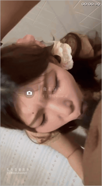 ✨推特良家约肏大神、网黄色影师「像素诗人」清纯露脸小母狗，被各种情趣丝袜小套装妹妹搞的腿软了