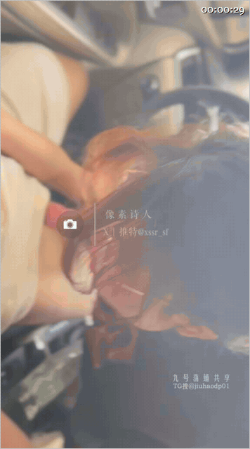 ✨推特良家约肏大神、网黄色影师「像素诗人」戴眼镜学生妹，反差实在太大；学生妹跪在会议室地毯上口，直接按在桌上，从后面顶进去4V